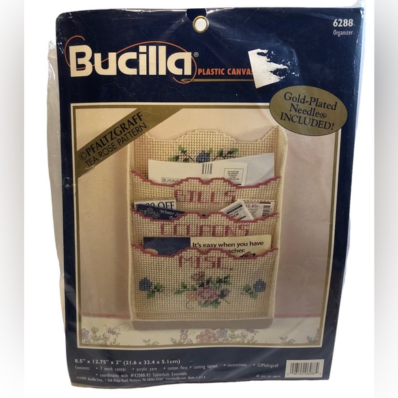 Vintage Bucilla Plastic Canvas Organizer Tea Rose Pattern Gold Plated Needle New - Picture 1 of 9